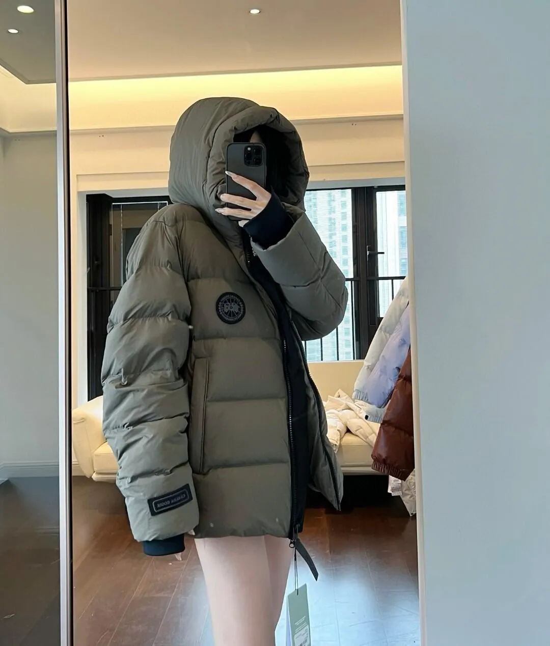 P880 Big Goose Ouyang Nana Second Generation (higher version) Canada goose Canada Goose Black Label Down Jacket A must-have in the outerwear world, the Big Goose Black Label down jacket! The latest designer styles! The goose down jacket has always been a popular element of fashion and is loved by experts from all walks of life! Fashionable hooded cut, high-end customer-supplied fine goose down, high resilience, smooth zipper, strong and firm. Pockets on both sides can store small items, free your hands, and you can go out without worries. It can also meet the need of putting your hands in your pockets👏👏Produced by Big Goose, it can be used as a group uniform by many celebrities. This down jacket uses a double-layer anti-down lining design, which has strong windproof performance and will be very warm in winter! Newly labeled white duck down filling, high fluffiness, windproof hooded design. When walking outdoors, pull the collar to the highest position, put your hands in the pockets and it will be very warm. It can be easily controlled by all body types! The interior is equipped with an elastic snow skirt design for better wrapping. The simple and neat style design highlights the masculine temperament. The impeccable style is classic and never goes out of style. It is warm and practical, and it is versatile! You can enter with your eyes closed!  Color: Black Khaki Size: XS-XXL